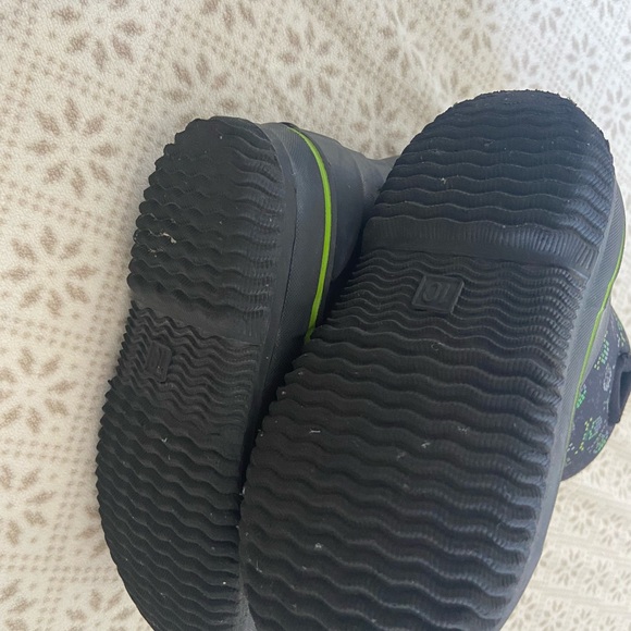 4 for $20 ๐ฆ๐ผ Boys Waterproof Insulated Rain Boots - Picture 2 of 4